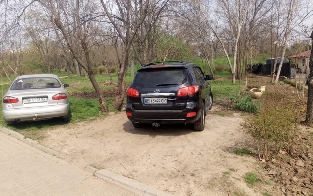 Как одесские автохамы паркуются на зелёных участках города (ФОТО) Фото № 0 Как одесские автохамы паркуются на зелёных участках города (ФОТО) Фото № 0