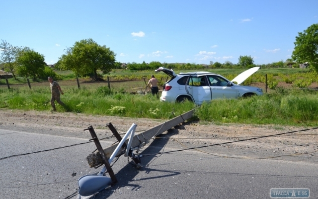 В Измаильском районе BMW X3 снёс два столба (ФОТО) Фото № 2 В Измаильском районе BMW X3 снёс два столба (ФОТО) Фото № 2