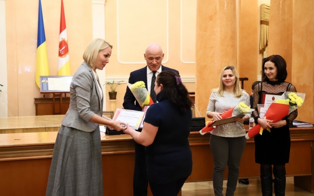 Мэр Одессы вручил ключи от квартир детям-сиротам Фото № 1 Мэр Одессы вручил ключи от квартир детям-сиротам Фото № 1
