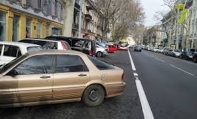 Первые штрафы за парковку на полосе для общественного транспорта получили одесские автохамы Фото № 1 Первые штрафы за парковку на полосе для общественного транспорта получили одесские автохамы Фото № 1