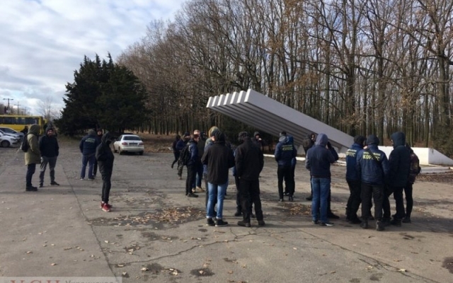 В парке 411-й батареи проходит акция протеста (ФОТО) Фото № 2 В парке 411-й батареи проходит акция протеста (ФОТО) Фото № 2