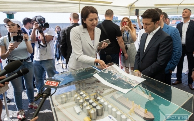 Мэр Одессы пообещал Президенту организовать больший доступ в морпорт Фото № 0 Мэр Одессы пообещал Президенту организовать больший доступ в морпорт Фото № 0