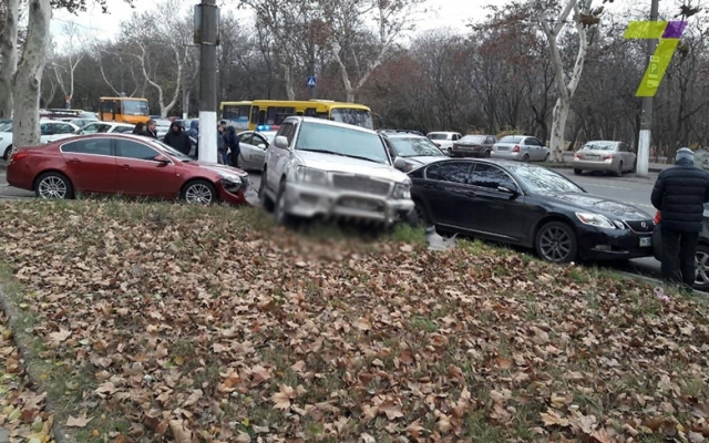 ДТП в Одессе: внедорожник влетел в припаркованные машины, уходя от столкновения (ФОТО) Фото № 2 ДТП в Одессе: внедорожник влетел в припаркованные машины, уходя от столкновения (ФОТО) Фото № 2