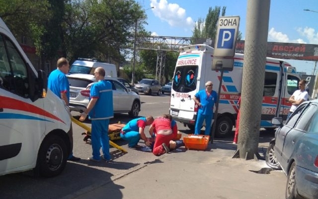 В Одессе автомобиль вылетел на тротуар и загорелся (ФОТО) Фото № 0 В Одессе автомобиль вылетел на тротуар и загорелся (ФОТО) Фото № 0
