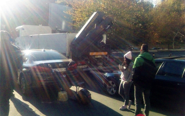 В Аркадии водитель иномарки забрызгал активистов из баллончика и наехал на скутер (ФОТО) Фото № 0 В Аркадии водитель иномарки забрызгал активистов из баллончика и наехал на скутер (ФОТО) Фото № 0