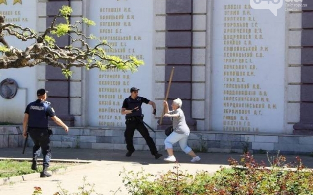 Одесская первомайская бабушка стала мемом (ФОТО) Фото № 0 Одесская первомайская бабушка стала мемом (ФОТО) Фото № 0