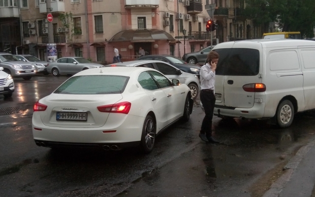 В Одессе Maserati врезался в микроавтобус (ФОТО, ВИДЕО) Фото № 5 В Одессе Maserati врезался в микроавтобус (ФОТО, ВИДЕО) Фото № 5