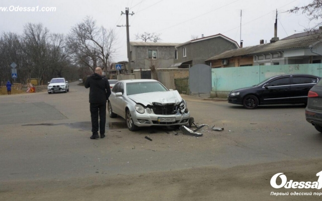 Авария: на Даче Ковалевского не разминулись два автомобиля Фото № 1 Авария: на Даче Ковалевского не разминулись два автомобиля Фото № 1