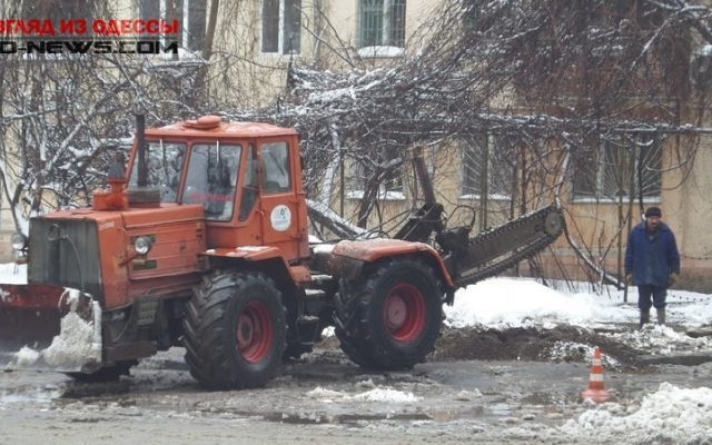 Одесскую улицу затопило: движение транспорта перекрыто Фото № 3 Одесскую улицу затопило: движение транспорта перекрыто Фото № 3