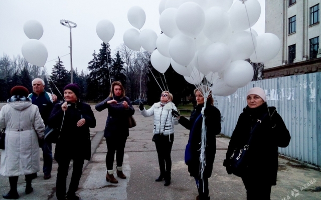В Одессе в небо запустили белые шары в память о жертвах трагедии в Кемерово (ФОТО) Фото № 3 В Одессе в небо запустили белые шары в память о жертвах трагедии в Кемерово (ФОТО) Фото № 3