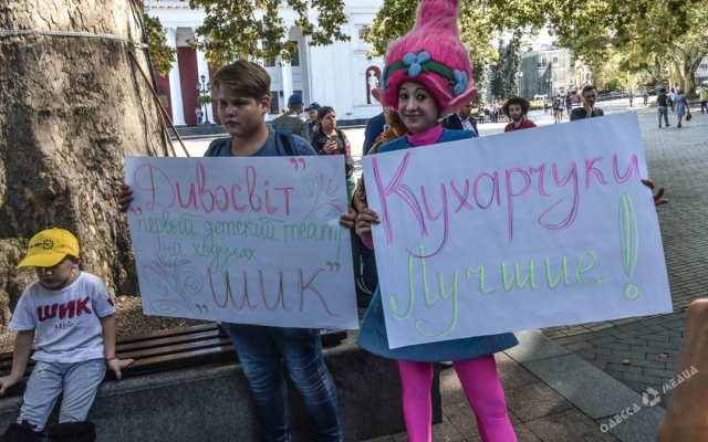 Два маленьких одессита на ходулях установили новые рекорды (ФОТО) Фото № 2 Два маленьких одессита на ходулях установили новые рекорды (ФОТО) Фото № 2
