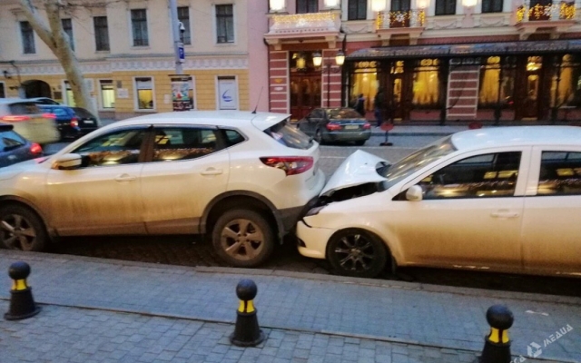 Нетрезвый бляхер протаранил в Одессе 4 автомобиля (ФОТО) Фото № 1 Нетрезвый бляхер протаранил в Одессе 4 автомобиля (ФОТО) Фото № 1