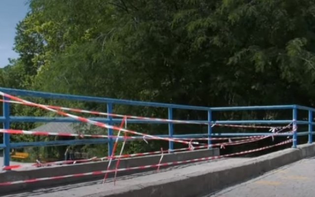 Центральный парк «Победа» в Одессе комунальщики забыли отремонтировать мост Фото № 2 Центральный парк «Победа» в Одессе комунальщики забыли отремонтировать мост Фото № 2