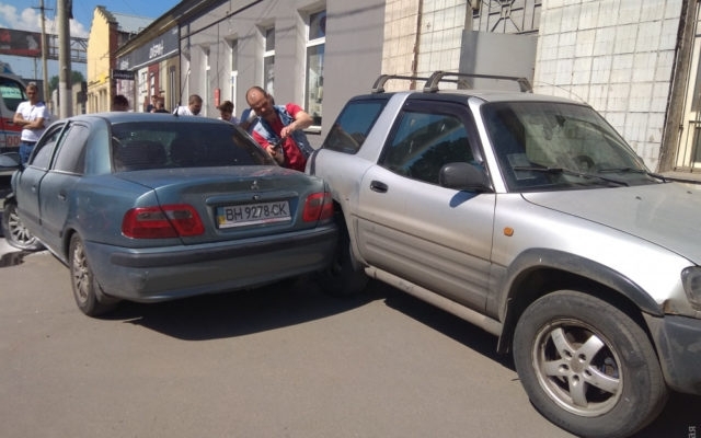 В Одессе автомобиль вылетел на тротуар и загорелся (ФОТО) Фото № 1 В Одессе автомобиль вылетел на тротуар и загорелся (ФОТО) Фото № 1