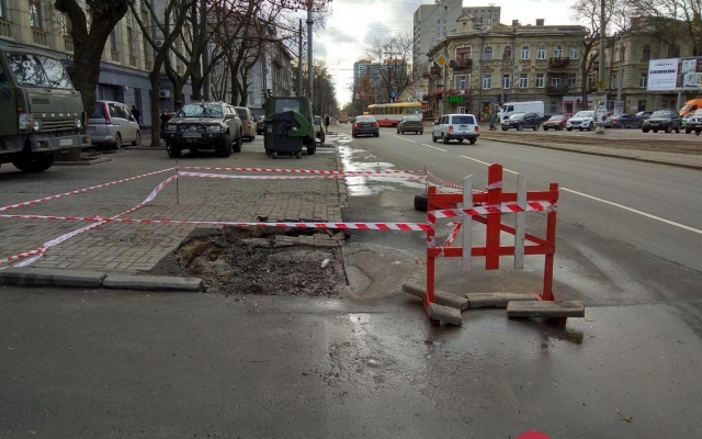 На Канатной вновь образовалась яма (ФОТО) Фото № 0 На Канатной вновь образовалась яма (ФОТО) Фото № 0