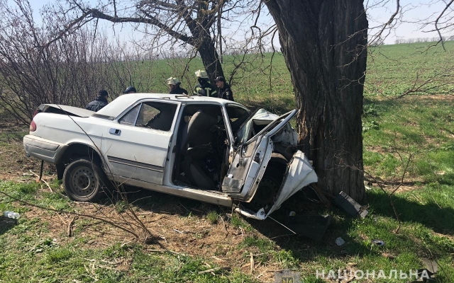 В Лиманском районе легковушка врезалась в дерево: двое погибло (ФОТО) Фото № 3 В Лиманском районе легковушка врезалась в дерево: двое погибло (ФОТО) Фото № 3
