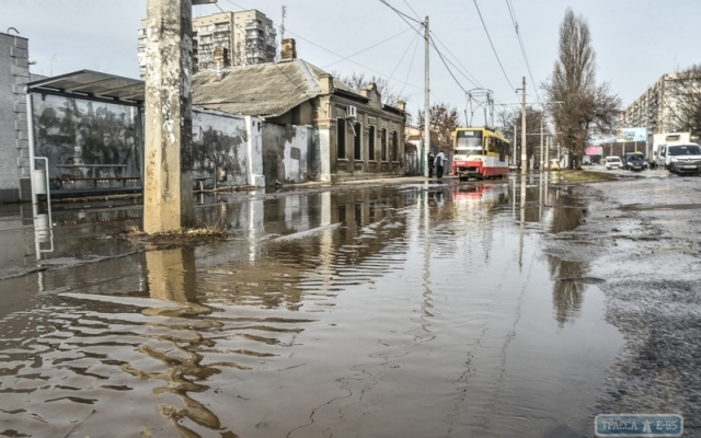 Некоторые одесситы остались без воды из-за прорыва на Люстдорфской дороге Фото № 1 Некоторые одесситы остались без воды из-за прорыва на Люстдорфской дороге Фото № 1