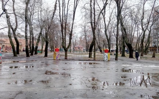 Одессит показал непригодную для детей площадку Фото № 1 Одессит показал непригодную для детей площадку Фото № 1