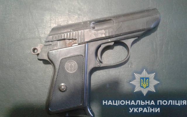 Одесские полицейские разоружают не только мужчин Фото № 0 Одесские полицейские разоружают не только мужчин Фото № 0