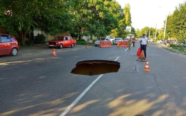 На на проезжей части Львовской образовался мегапровал (ФОТО, ВИДЕО) Фото № 2 На на проезжей части Львовской образовался мегапровал (ФОТО, ВИДЕО) Фото № 2