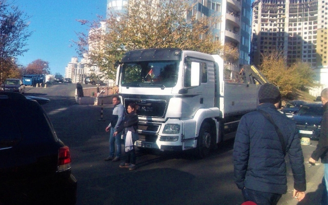 В Аркадии водитель иномарки забрызгал активистов из баллончика и наехал на скутер (ФОТО) Фото № 3 В Аркадии водитель иномарки забрызгал активистов из баллончика и наехал на скутер (ФОТО) Фото № 3