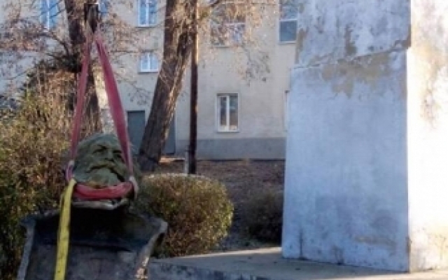 В Балте демонтировали бюст Карла Маркса Фото № 0 В Балте демонтировали бюст Карла Маркса Фото № 0
