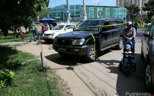 И вновь автохамы: в Одессе обмотали предупредительной лентой две иномарки (ФОТО) Фото № 4 И вновь автохамы: в Одессе обмотали предупредительной лентой две иномарки (ФОТО) Фото № 4