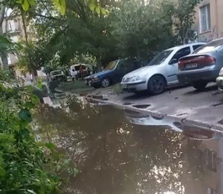 На проспекте Небесной сотни третьи сутки продолжается потоп (ВИДЕО) Фото № 0 На проспекте Небесной сотни третьи сутки продолжается потоп (ВИДЕО) Фото № 0