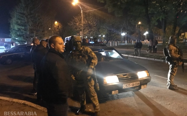 Спецназ проверяет машину, начинённую арсеналом оружия Фото № 2 Спецназ проверяет машину, начинённую арсеналом оружия Фото № 2