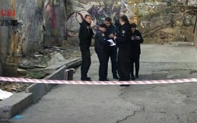 В Одессе на улицу выбросили труп пенсионера Фото № 0 В Одессе на улицу выбросили труп пенсионера Фото № 0