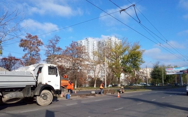 На Глушко вместо клумбы будет разворот на встречную полосу (ФОТО) Фото № 3 На Глушко вместо клумбы будет разворот на встречную полосу (ФОТО) Фото № 3
