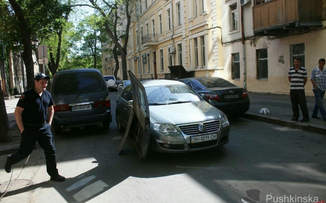 В Одессе иномарка на ходу снесла дверь В Одессе иномарка на ходу снесла дверь