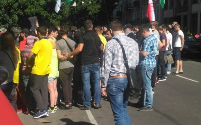 Возле офиса «СОБ» произошла массовая драка (ФОТО) Фото № 3 Возле офиса «СОБ» произошла массовая драка (ФОТО) Фото № 3