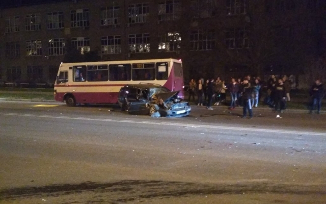 В Одессе иномарка столкнулась со В Одессе иномарка столкнулась со