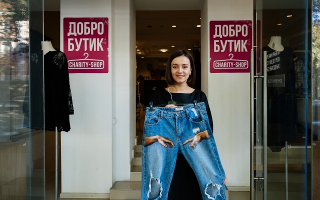В Одессе художницы разрисовывают подержанные вещи: выручка идёт на благотворительность Фото № 5 В Одессе художницы разрисовывают подержанные вещи: выручка идёт на благотворительность Фото № 5