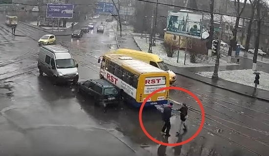 Одесские водители выясняли отношения на кулаках (ВИДЕО) Фото № 0 Одесские водители выясняли отношения на кулаках (ВИДЕО) Фото № 0