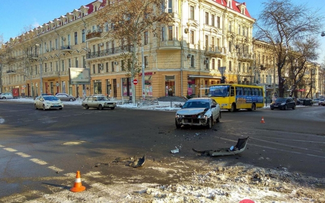 На Ришельевской две иномарки не поделили перекрёсток (ФОТО) Фото № 2 На Ришельевской две иномарки не поделили перекрёсток (ФОТО) Фото № 2