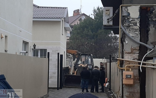 На Фонтане сносят три «нахалстроя»: в одном из них живут люди Фото № 1 На Фонтане сносят три «нахалстроя»: в одном из них живут люди Фото № 1