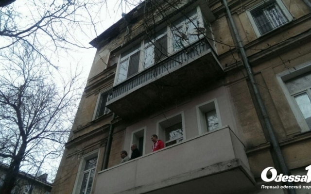 В центре Одессы с фасада дома обрушился карниз Фото № 2 В центре Одессы с фасада дома обрушился карниз Фото № 2