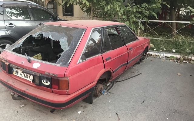 Одесские хулиганы вымещают злость на покинутом автомобиле Фото № 0 Одесские хулиганы вымещают злость на покинутом автомобиле Фото № 0