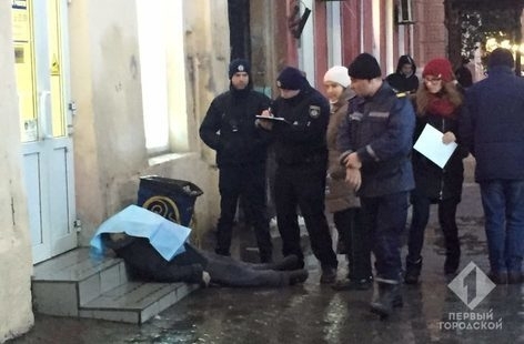 В Одессе на ступеньках аптеки погибла женщина (ФОТО) Фото № 0 В Одессе на ступеньках аптеки погибла женщина (ФОТО) Фото № 0