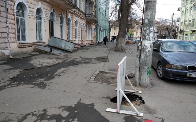 Жители Одессы жалуются на провал на тротуаре в центре города (ФОТО) Фото № 3 Жители Одессы жалуются на провал на тротуаре в центре города (ФОТО) Фото № 3