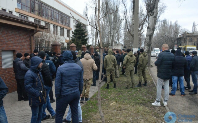 Пикет у стивидорной компании едва не закончился дракой (ФОТО) Фото № 3 Пикет у стивидорной компании едва не закончился дракой (ФОТО) Фото № 3