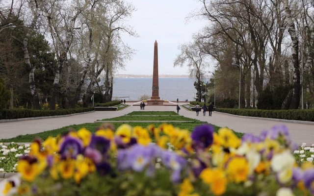 Мемориальные плиты на Аллее Славы привели в нормальный вид Фото № 0 Мемориальные плиты на Аллее Славы привели в нормальный вид Фото № 0