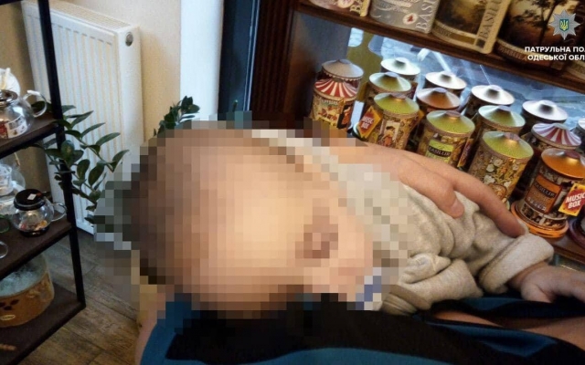 В Одессе пьяные родители оставили младенца на улице Фото № 0 В Одессе пьяные родители оставили младенца на улице Фото № 0