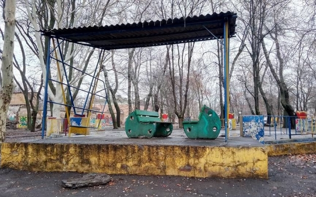 Одессит показал непригодную для детей площадку Фото № 0 Одессит показал непригодную для детей площадку Фото № 0