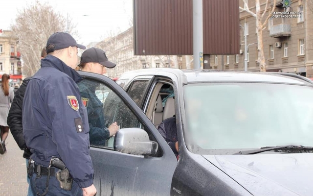 Возле одной из одесских школ оштрафовали троих автохамов (ФОТО) Фото № 1 Возле одной из одесских школ оштрафовали троих автохамов (ФОТО) Фото № 1