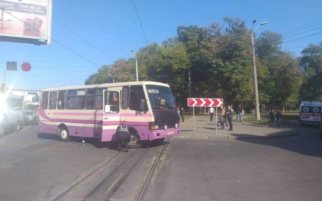 Пожилая одесситка попала под колёса автобуса Фото № 0 Пожилая одесситка попала под колёса автобуса Фото № 0