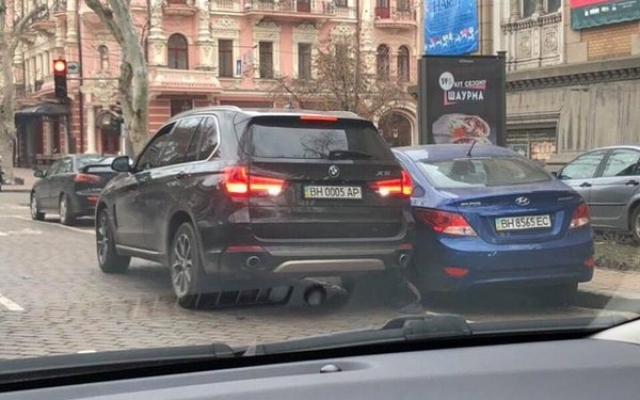 В центре Одессы джип протаранил автомобили и скрылся (ФОТО) Фото № 1 В центре Одессы джип протаранил автомобили и скрылся (ФОТО) Фото № 1