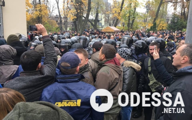 Активисты сняли ворота Летнего театра в Горсаду и забаррикадировали ими вход в Одесскую мэрию Фото № 3 Активисты сняли ворота Летнего театра в Горсаду и забаррикадировали ими вход в Одесскую мэрию Фото № 3